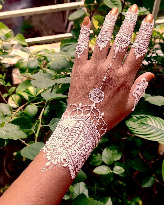 Mehndi Design : पूरे हाथों में मेहंदी लगाना पसंद नहीं, तो ये यूनिक डिजाइन हैं आपके लिए 3 White Mehndi