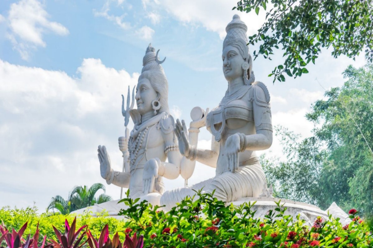 Before Mahashivratri, visit the idol of Shiva and Parvati.