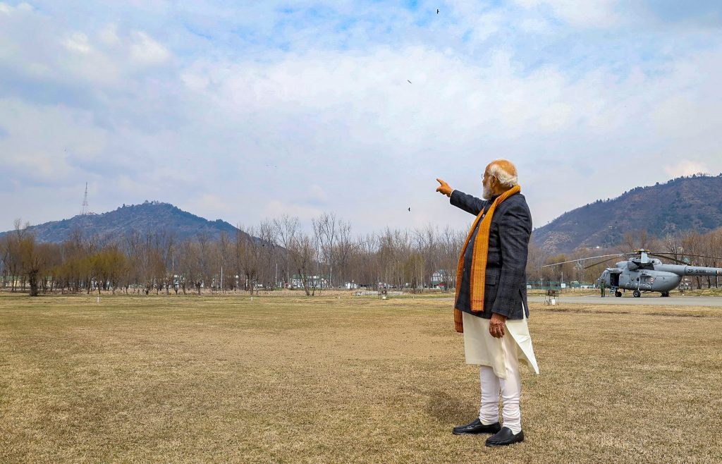 Pm Narendra Modi In Kashmir: 'जम्मू-कश्मीर आज खुलकर सांस ले रहा है', पीएम मोदी ने कांग्रेस पर हमला करते हुए कही ये बात 2 07031 Pti03 07 2024 000069B