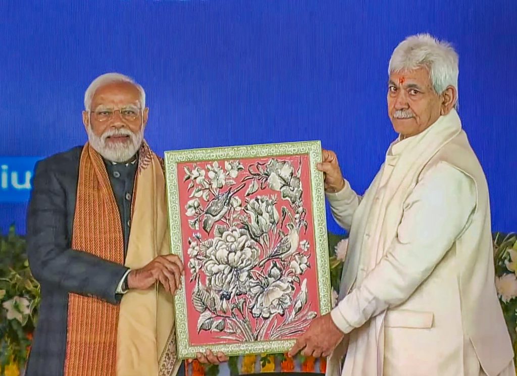 Pm Narendra Modi In Kashmir: 'जम्मू-कश्मीर आज खुलकर सांस ले रहा है', पीएम मोदी ने कांग्रेस पर हमला करते हुए कही ये बात 1 07031 Pti03 07 2024 000083B