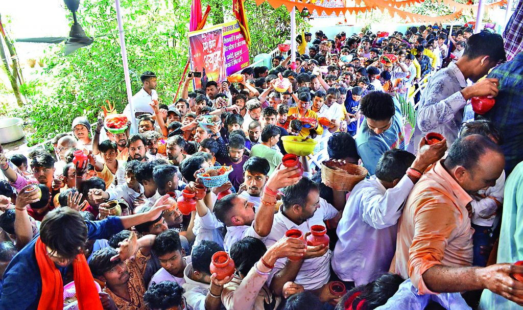 रांची : भोलेबाबा की निकली बारात है…, भूत-पिशाच, नर कंकाल, तांडव नृत्य और सजीव झांकी ने श्रद्धालुओं का मन मोहा 5 Ranchi Maha Shivratri Shiv Barat
