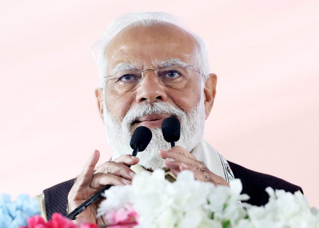 Photos: पीएम मोदी का मेगा शो, काशी विश्वनाथ मंदिर में की पूजा-अर्चना 5 Photos Pm Modi
