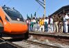 गया जंक्शन पर वंदे भारत ट्रेन को हरि झंडी दिखाकर रवाना करते मंत्री, सांसद व अन्य