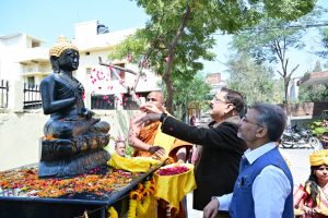 गौतम बुद्ध प्रतिमा का अनावरण कार्यक्रम के दौरान मगध विश्वविद्यालय के कुलपति व अन्य