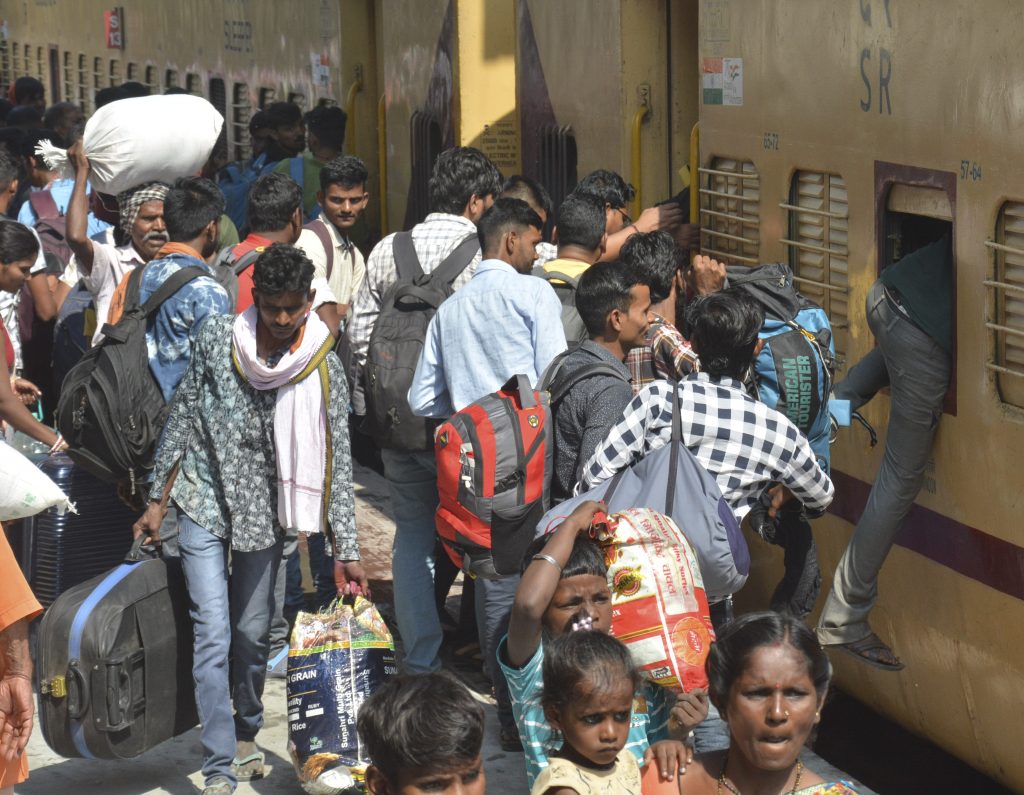 Photos: बिहार की ट्रेनों में होली के बाद लौटने वालों की खचाखच भीड़, देखिए पटना जंक्शन की तस्वीरें.. 8 27Pat 52 27032024 2