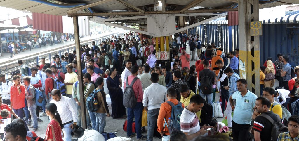 Photos: बिहार की ट्रेनों में होली के बाद लौटने वालों की खचाखच भीड़, देखिए पटना जंक्शन की तस्वीरें.. 11 27Pat 53 27032024 2