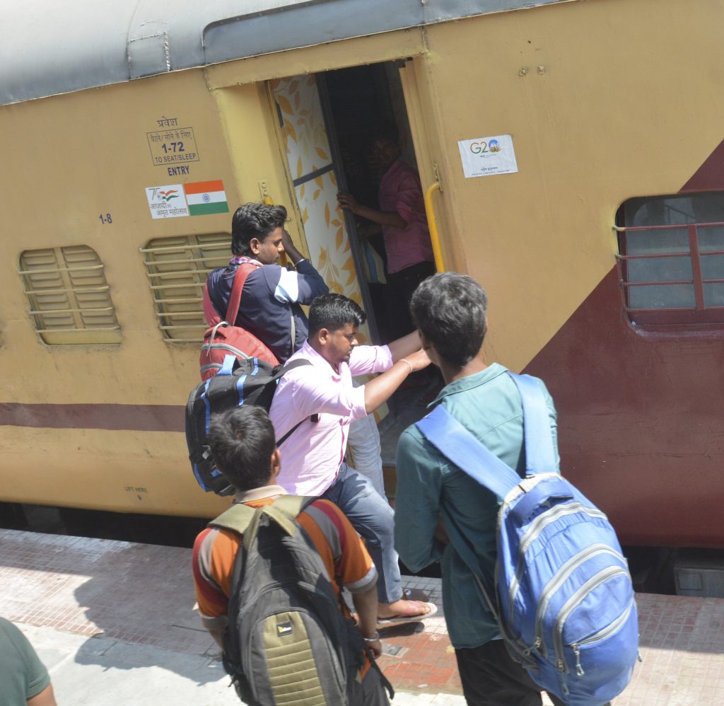 Photos: बिहार की ट्रेनों में होली के बाद लौटने वालों की खचाखच भीड़, देखिए पटना जंक्शन की तस्वीरें.. 10 27Pat 54 27032024 2