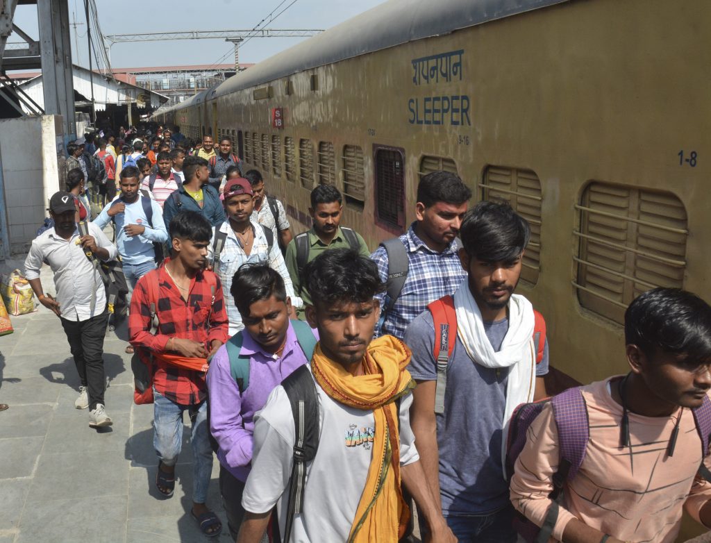 Photos: बिहार की ट्रेनों में होली के बाद लौटने वालों की खचाखच भीड़, देखिए पटना जंक्शन की तस्वीरें.. 12 27Pat 55 27032024 2