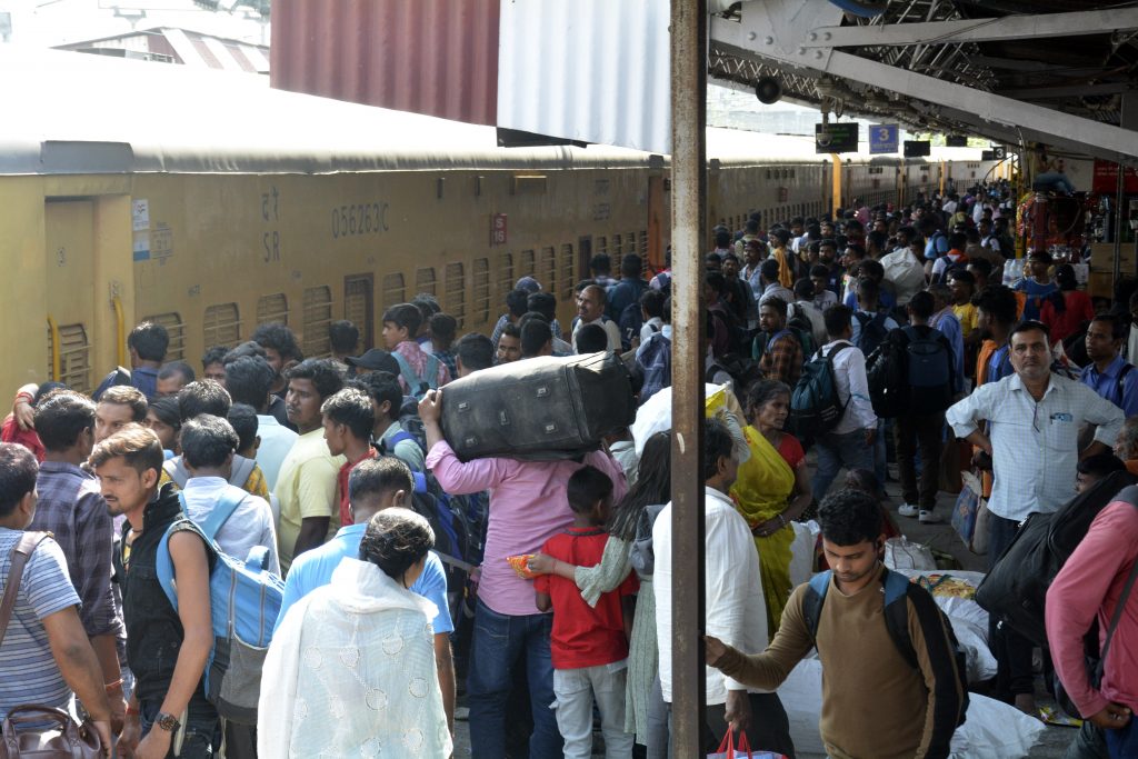 Photos: बिहार की ट्रेनों में होली के बाद लौटने वालों की खचाखच भीड़, देखिए पटना जंक्शन की तस्वीरें.. 5 27Pat 57 27032024 2