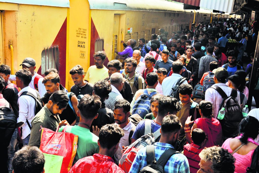 Photos: बिहार की ट्रेनों में होली के बाद लौटने वालों की खचाखच भीड़, देखिए पटना जंक्शन की तस्वीरें.. 1 27Pat 59 27032024 2