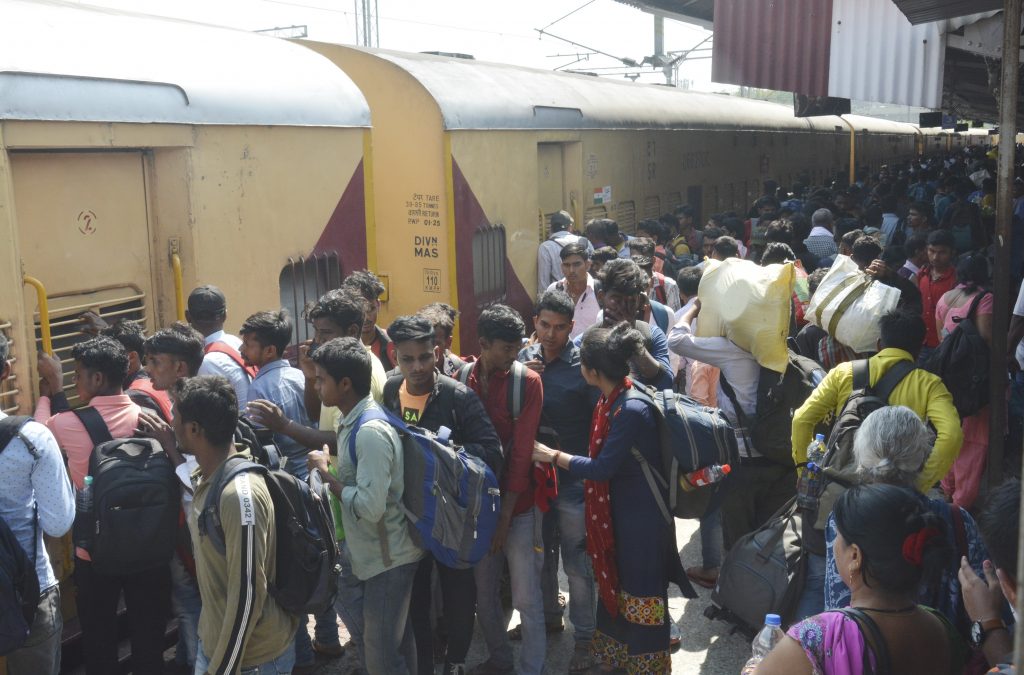 Photos: बिहार की ट्रेनों में होली के बाद लौटने वालों की खचाखच भीड़, देखिए पटना जंक्शन की तस्वीरें.. 7 27Pat 60 27032024 2