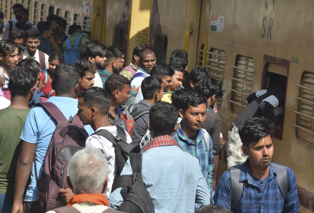 Photos: बिहार की ट्रेनों में होली के बाद लौटने वालों की खचाखच भीड़, देखिए पटना जंक्शन की तस्वीरें.. 2 27Pat 62 27032024 2