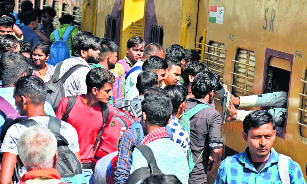 Photos: बिहार की ट्रेनों में होली के बाद लौटने वालों की खचाखच भीड़, देखिए पटना जंक्शन की तस्वीरें.. 4 27Pat 63 27032024 2 1