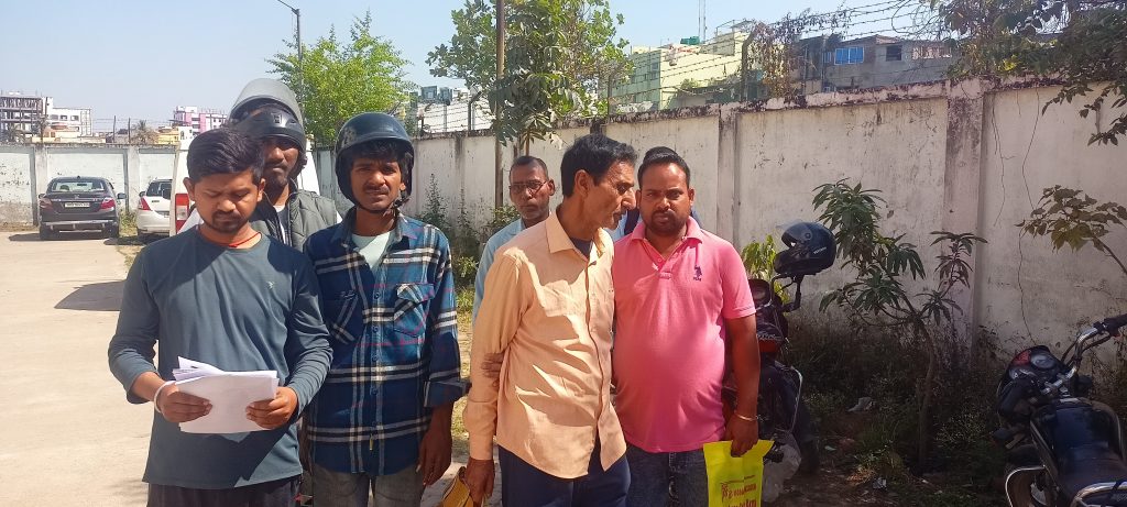 सदर अंचल कार्यालय में जमाबंदी शिविर में उमड़ी लोगों की भीड़, फुलवारीशरीफ में भटकते दिखे लोग... 1 5 Phul