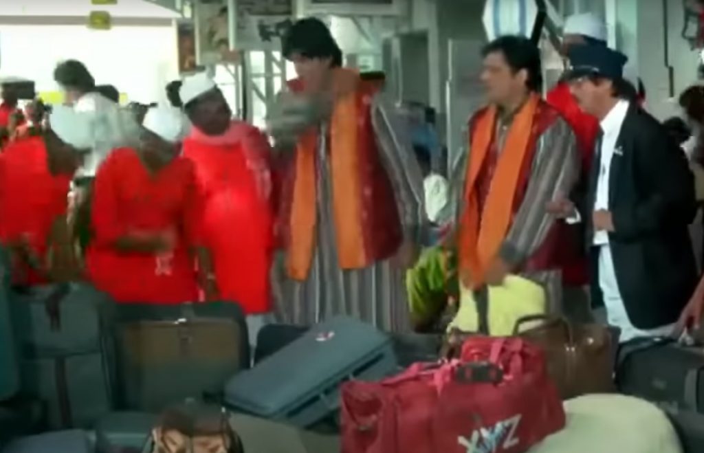 Dcm Toyota Dyna से चोर बाजार पहुंचे बड़े मियां छोटे मियां! फिर खेल दिया कबड्डी 1 Bade Miyan Chote Miyan