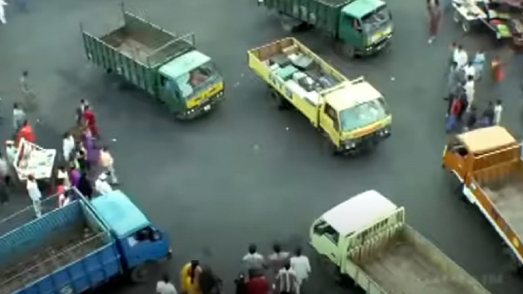 Dcm Toyota Dyna से चोर बाजार पहुंचे बड़े मियां छोटे मियां! फिर खेल दिया कबड्डी 5 Bade Miyan Chote Miyan 4