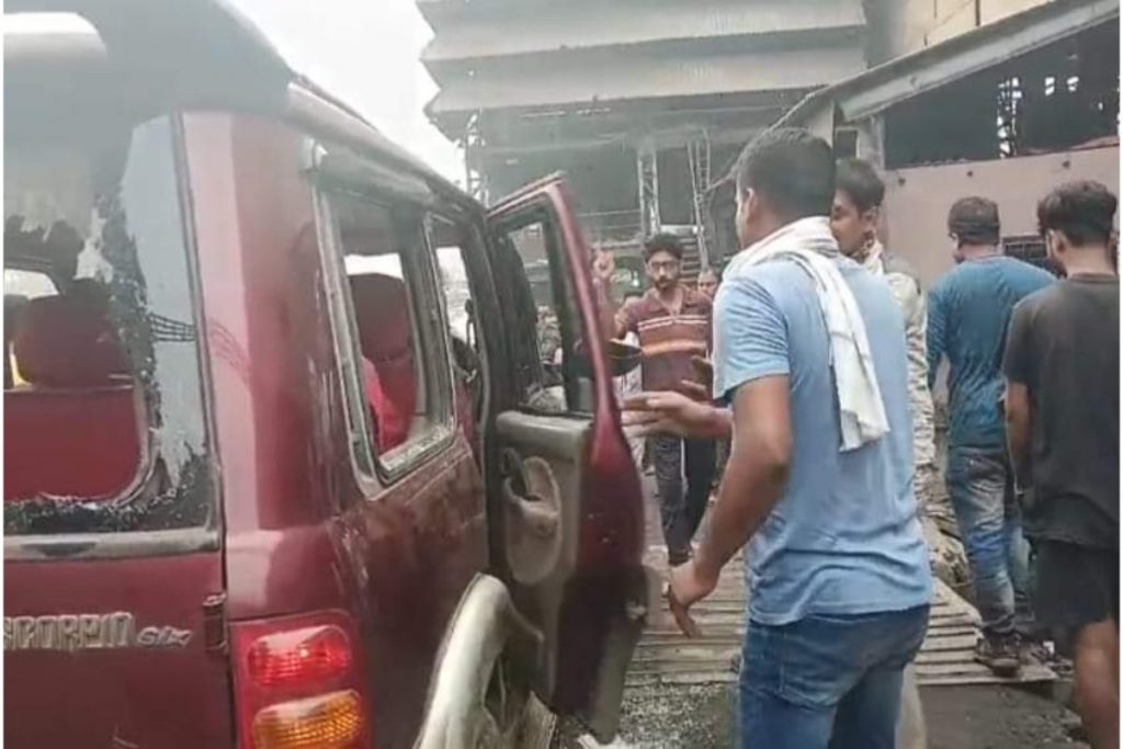 Wb News : कांकसा लौह कारखाने में श्रमिक की मौत के बाद वाहन में तोड़-फोड़, कारखाना मैनेजर की पिटाई 1 Crime 221