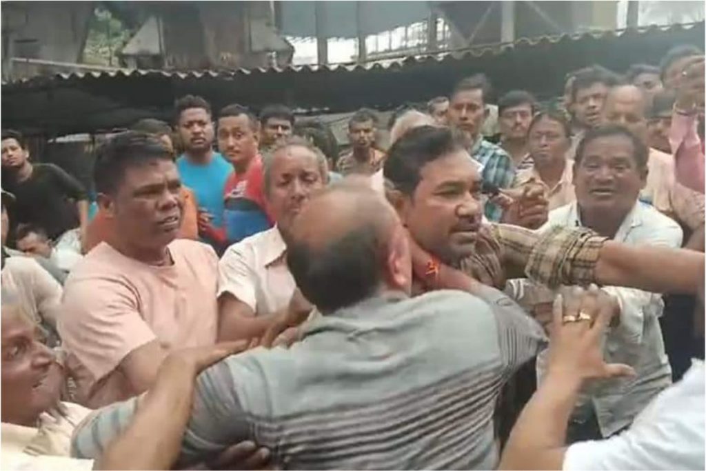 Wb News : कांकसा लौह कारखाने में श्रमिक की मौत के बाद वाहन में तोड़-फोड़, कारखाना मैनेजर की पिटाई 3 Crime 2212