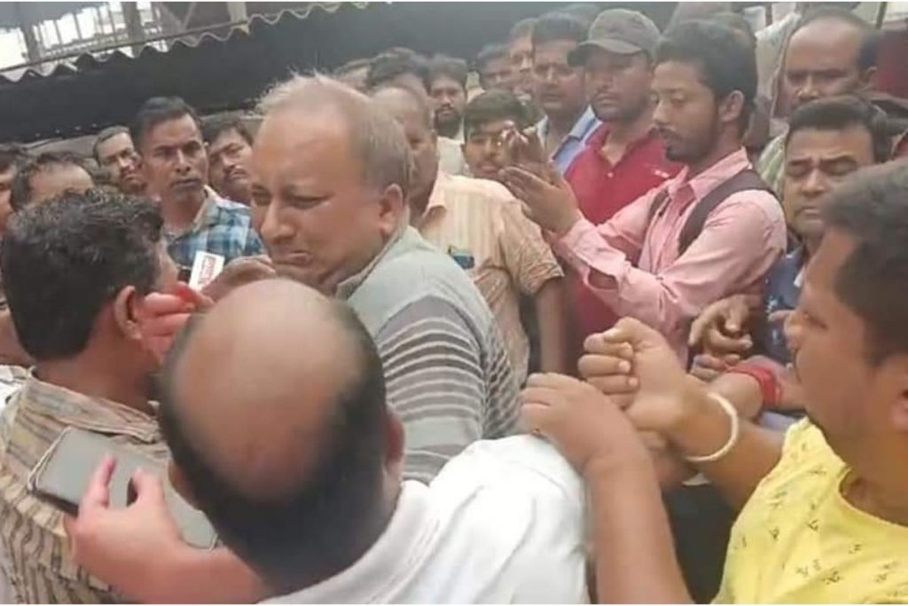Wb News : कांकसा लौह कारखाने में श्रमिक की मौत के बाद वाहन में तोड़-फोड़, कारखाना मैनेजर की पिटाई 2 Crime 22121