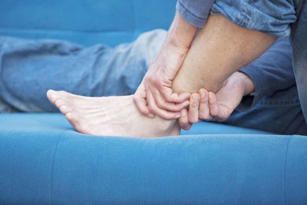 Burning Sensation In Feet: पैरों में बनी रहती है जलन तो ना करें नजरअंदाज, इन बीमारियों के हैं संकेत 2 High Bp In Feet