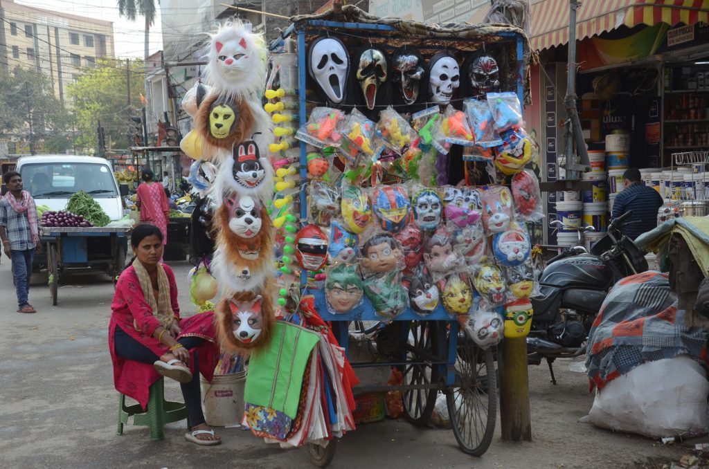 Holi Colour: स्प्रे से उड़ेगा गुलाल, कैप्सूल बरसायेगा रंग, होली को लेकर पिचकारी, मुखौटों से सज गए पटना के बाजार 10 Holi Bazar Life Story 1
