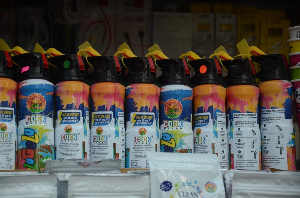 Holi Colour: स्प्रे से उड़ेगा गुलाल, कैप्सूल बरसायेगा रंग, होली को लेकर पिचकारी, मुखौटों से सज गए पटना के बाजार 8 Holi Bazar Life Story 12