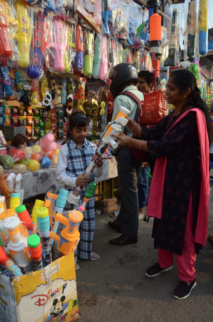 Holi Colour: स्प्रे से उड़ेगा गुलाल, कैप्सूल बरसायेगा रंग, होली को लेकर पिचकारी, मुखौटों से सज गए पटना के बाजार 7 Holi Bazar Life Story 15