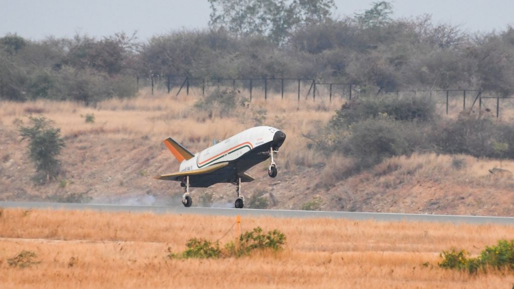 Isro ने उतारा ऐसा पुष्पक विमान, जो दुश्मनों के रडार को देगा चकमा 1 Isro Pushpak 1