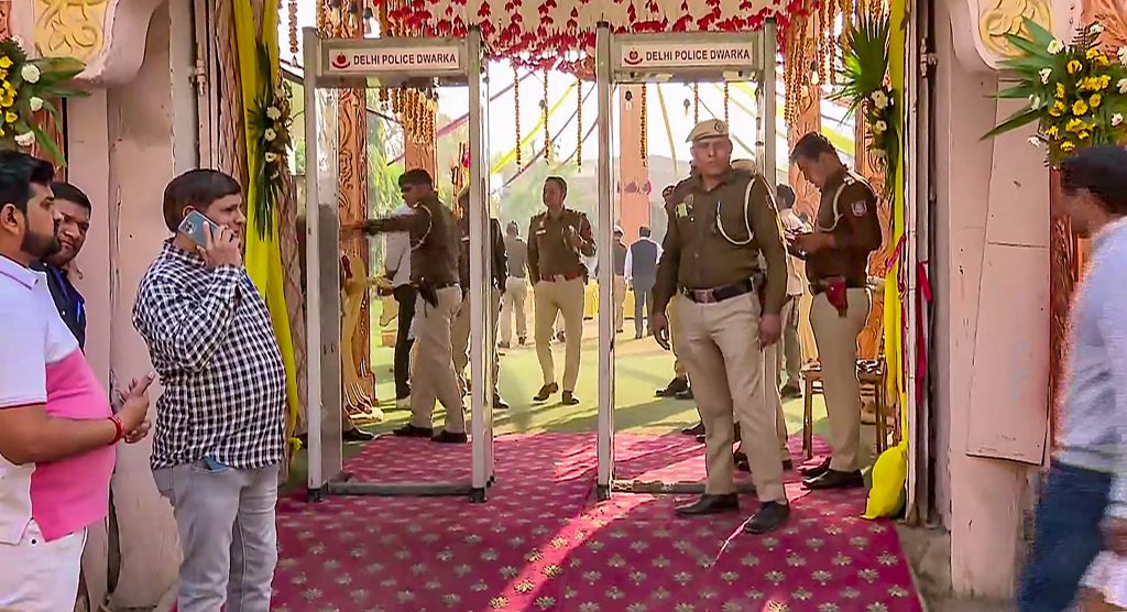 Kala Jatheri Wedding: गैंगस्टर दूल्हा, लेडी डॉन दुल्हन, हिस्ट्रीशीटर 'मैडम मिंज' से शादी के तुरंत बाद तिहाड़ पहुंचा काला जठेड़ी 1 Kala Jathedis Marriage 3