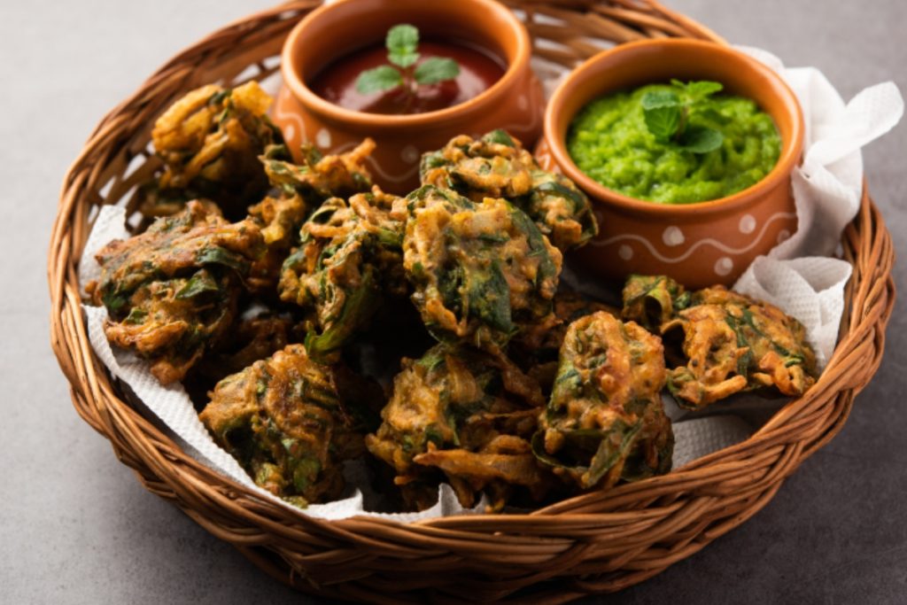 Holi Special Snacks: होली में स्वाद के साथ सेहत का भी रखें ख्याल, इन पकौड़ों से पेट रहेगा तन्दुरुस्त 2 Paalak Ke Pakode