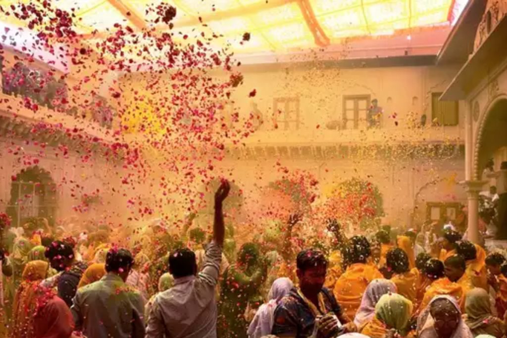 Holi 2024 In Mathura And Vrindavan: मथुरा और वृंदावन में बना रहे हैं होली का प्लान तो इन खूबसूरत जगहों पर विजिट करना ना भूलें 2 Phoolon Wali Holi