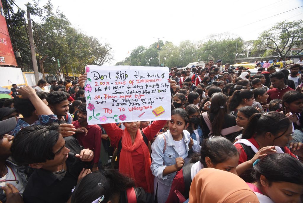 Police Detain Intermediate Students During Stage Protest Outside Bjp State Office Against Governments Decision To Discontinue Plus 2 Classes 8