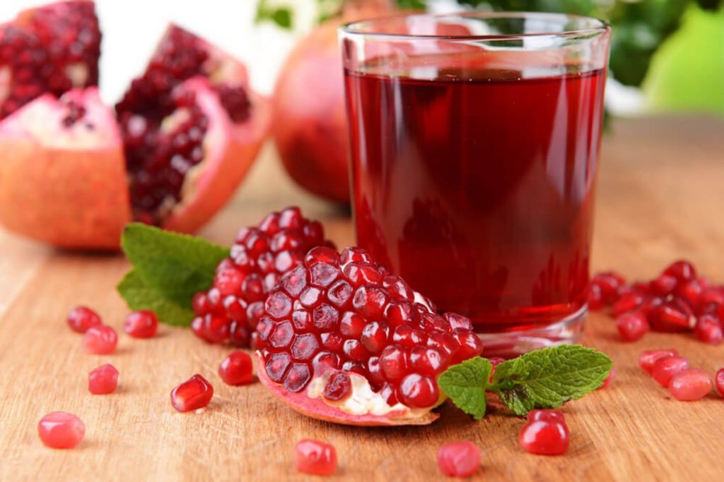 Best Juice For Heart Health: दिल को रखना है चुस्त और दुरुस्त तो पीना शुरू कर दें ये 6 बेस्ट जूस 1 Pomegranate Juice