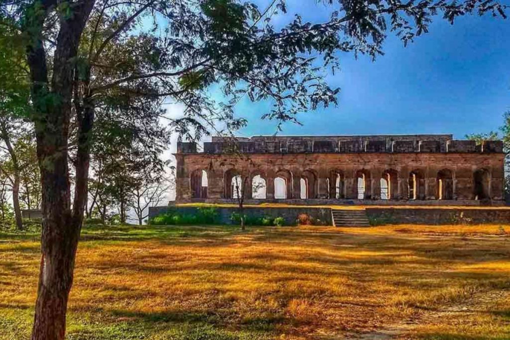 Himachal Pradesh Tourism: सूरज की तपिश तेज लग रही है तो आ जाएं यहां, मस्त मौसम के साथ करें इंज्वाॅय 4 Sujanpur