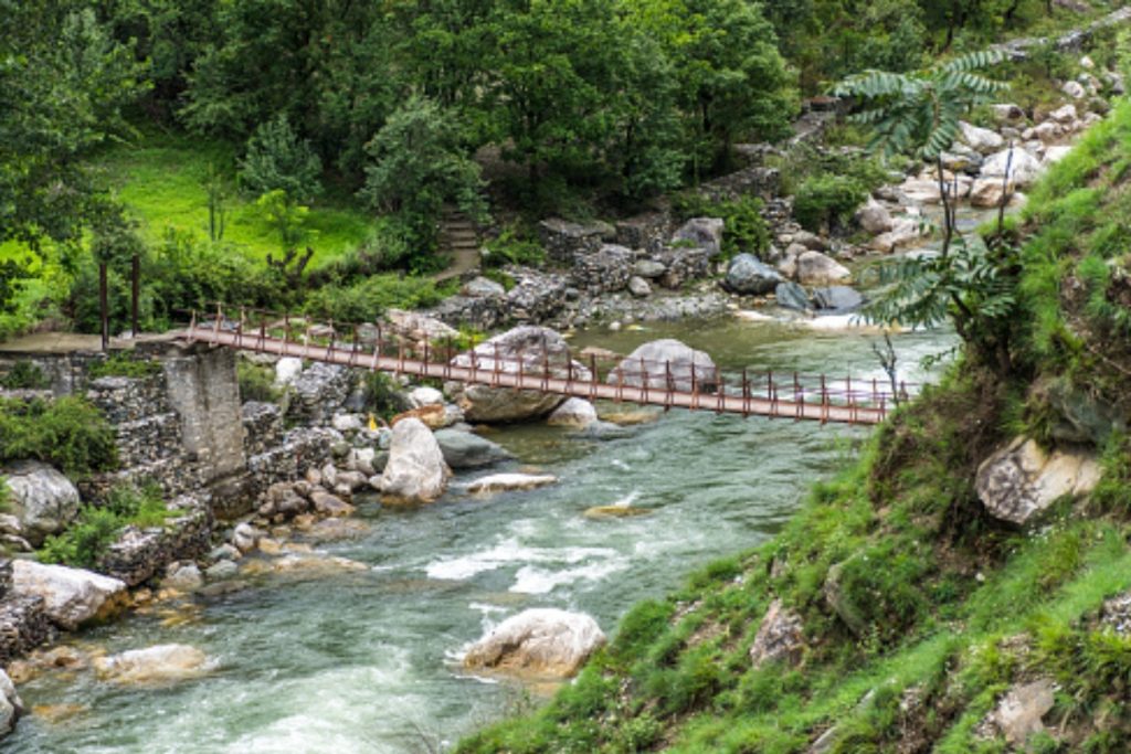 Himachal Pradesh Tourism: सूरज की तपिश तेज लग रही है तो आ जाएं यहां, मस्त मौसम के साथ करें इंज्वाॅय 1 Tirthan Valley