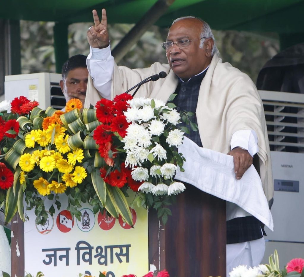 Jan Vishwas Rally: बारिश के बीच देखिए गांधी मैदान का नज़ारा, पढ़िए खरगे ने किसे कहा 'झूठों का सरदार' 3 Whatsapp Image 2024 03 03 At 16.43.39