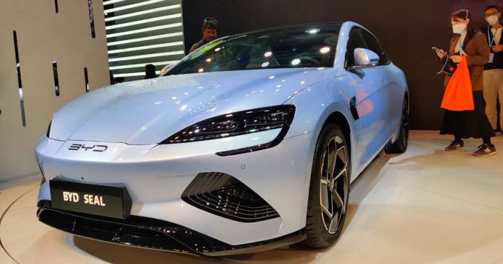 Byd Seal Ev के लॉन्च होते ही मची सनसनी, 650Km की रेंज, कीमत मात्र इतनी... 5 Byd Seal Electric Sedan