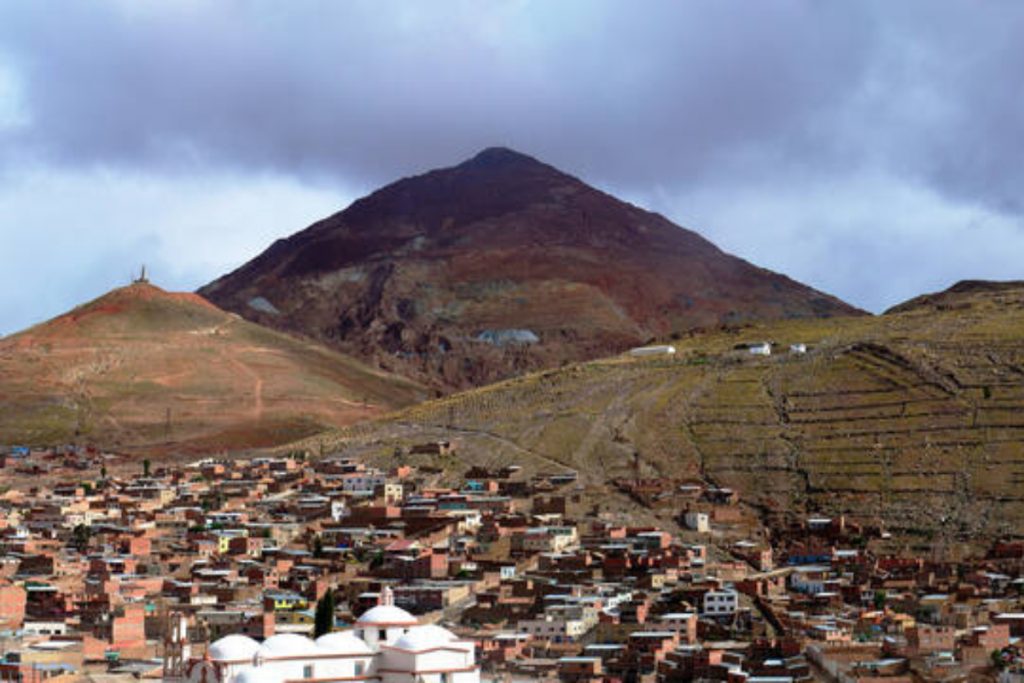 Cerro Rico: लाखों लोगों को खा चुका है यह आदमखोर पहाड़, जानिए क्यों है इतना खतरनाक 2 Cerro Rico 1 1 1