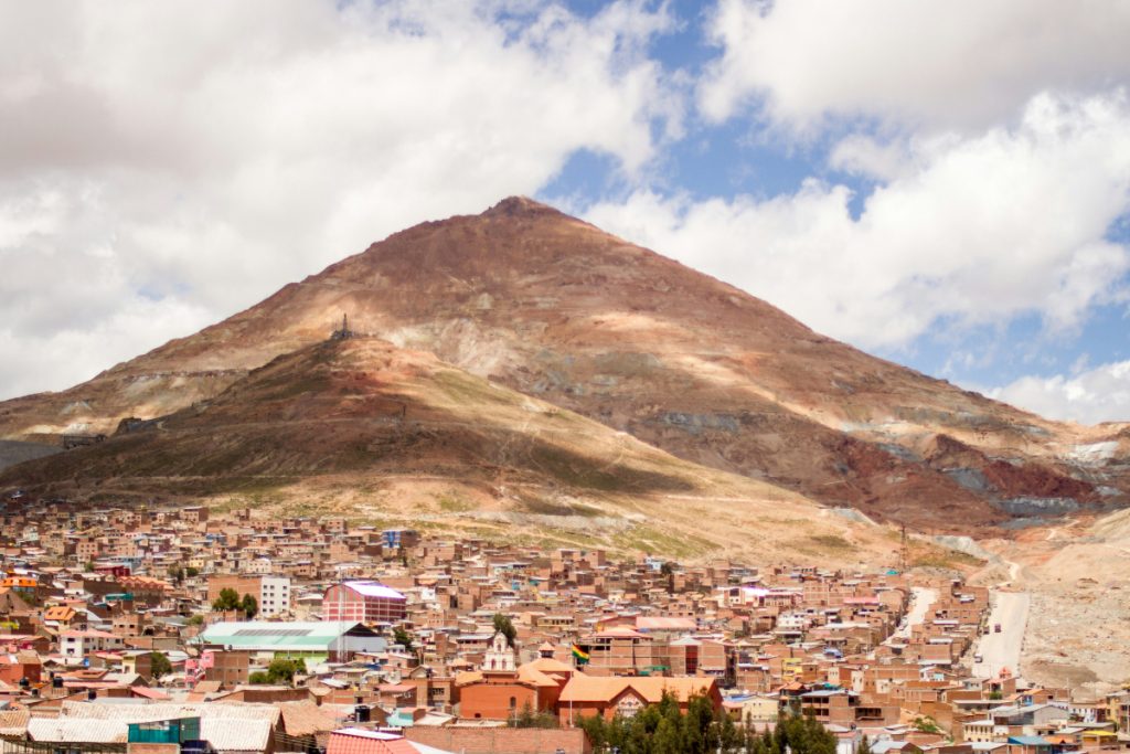 Cerro Rico: लाखों लोगों को खा चुका है यह आदमखोर पहाड़, जानिए क्यों है इतना खतरनाक 4 Cerro Rico 4