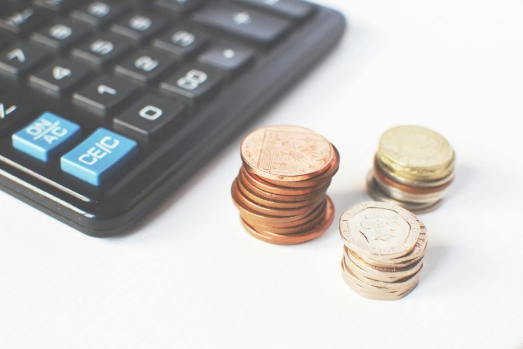 Personal Finance: अकेली महिलाएं इस तरह करें पैसों की बचत, आप भी जानें 1 Comparison 1