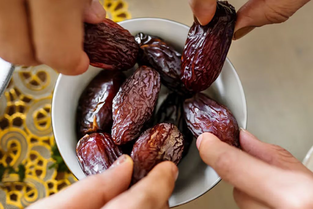 Dates Health Benefits: हर सुबह खाली पेट खाएं खजूर, अपने शरीर में दिखेंगे ये गुणकारी बदलाव 1 Dates Are Rich In Antioxidants