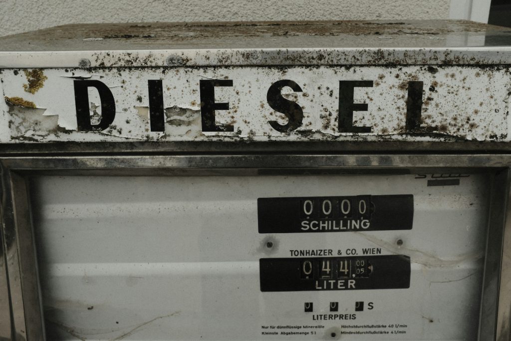 भारत से सस्ती हैं दुबई में ये चीजें, लिस्ट देखकर चौंक जाएंगे आप 6 Diesel