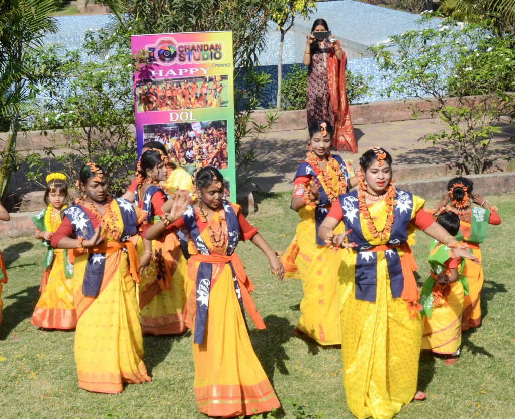 धनबाद में दोल उत्सव : दिखी बंगाली संस्कृति की झलक, पलाश, गेंदा और हर्बल गुलाल से महिलाओं व बच्चों ने खेली होली 1 Dol Utsav Dhanbad 1