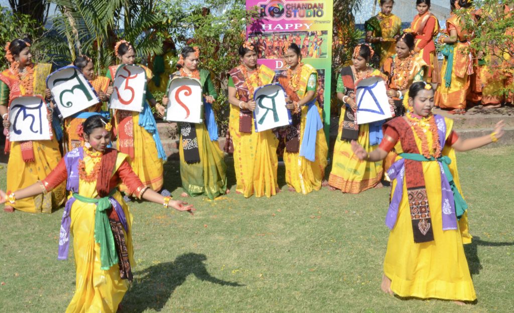 धनबाद में दोल उत्सव : दिखी बंगाली संस्कृति की झलक, पलाश, गेंदा और हर्बल गुलाल से महिलाओं व बच्चों ने खेली होली 3 Dol Utsav Celebration In Dhanbad