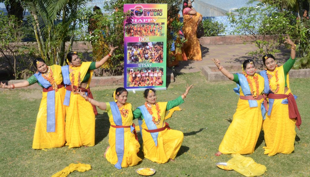 धनबाद में दोल उत्सव : दिखी बंगाली संस्कृति की झलक, पलाश, गेंदा और हर्बल गुलाल से महिलाओं व बच्चों ने खेली होली 4 Dol Utsav Dhanbad 5