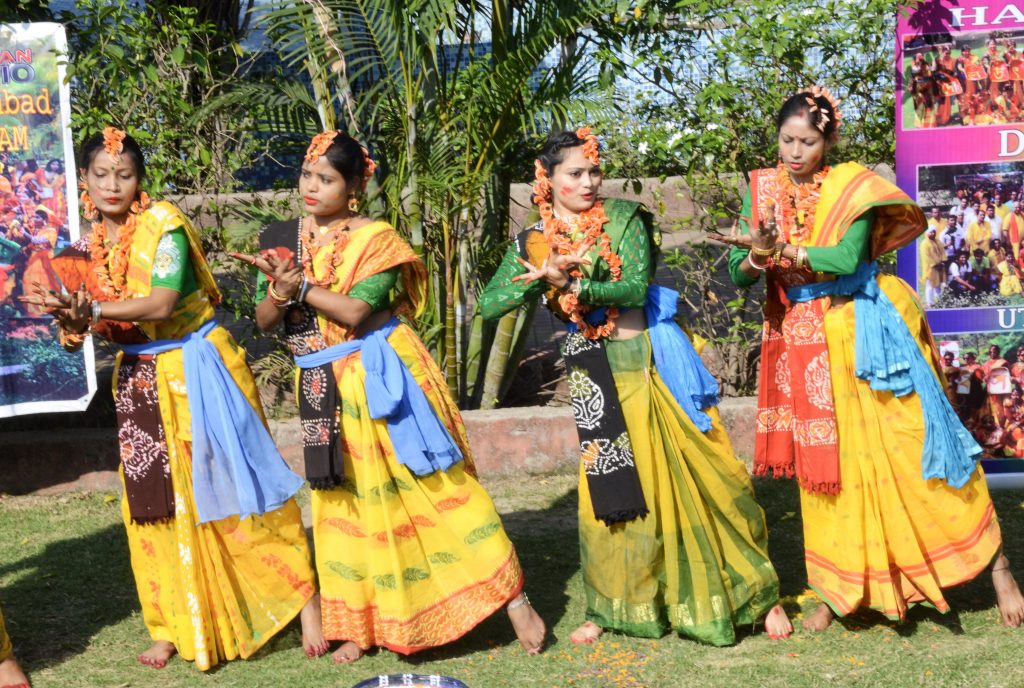 धनबाद में दोल उत्सव : दिखी बंगाली संस्कृति की झलक, पलाश, गेंदा और हर्बल गुलाल से महिलाओं व बच्चों ने खेली होली 5 Dol Utsav Dhanbad 6