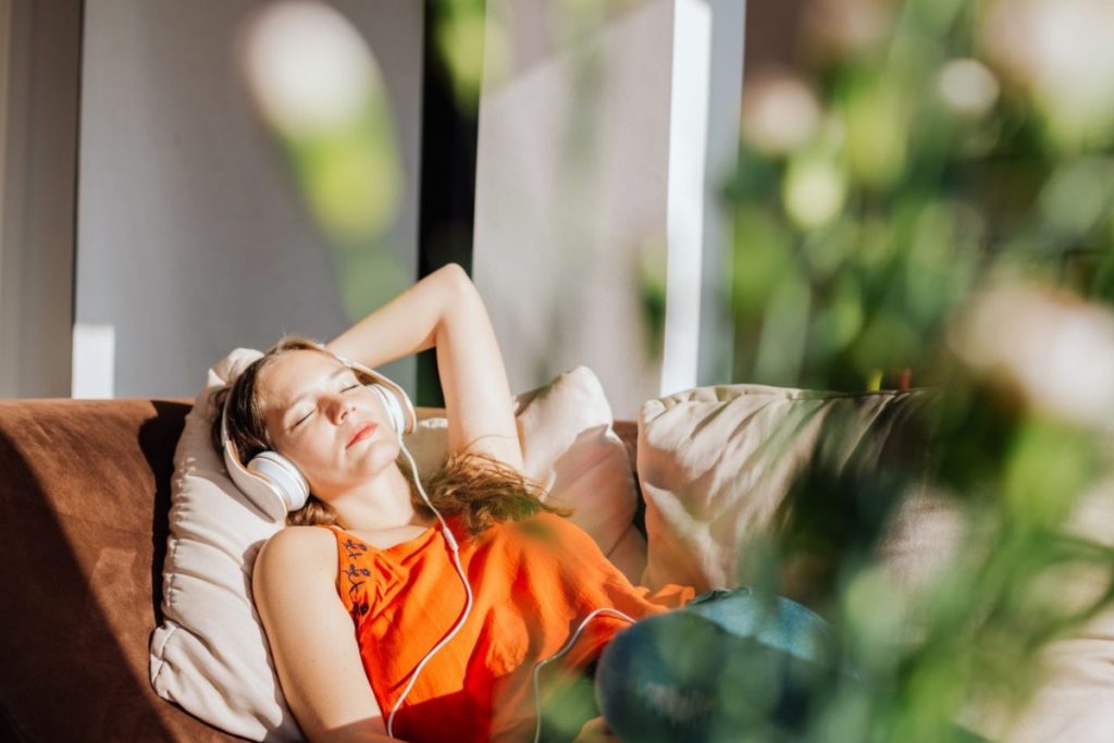 Positive Living Tips: अगर आप अपने जीवन में निराश और दुखी महसूस करते हैं, तो अभी अपने लाइफस्टाइल में लाएं ये आसान बदलाव 2 Fh4114