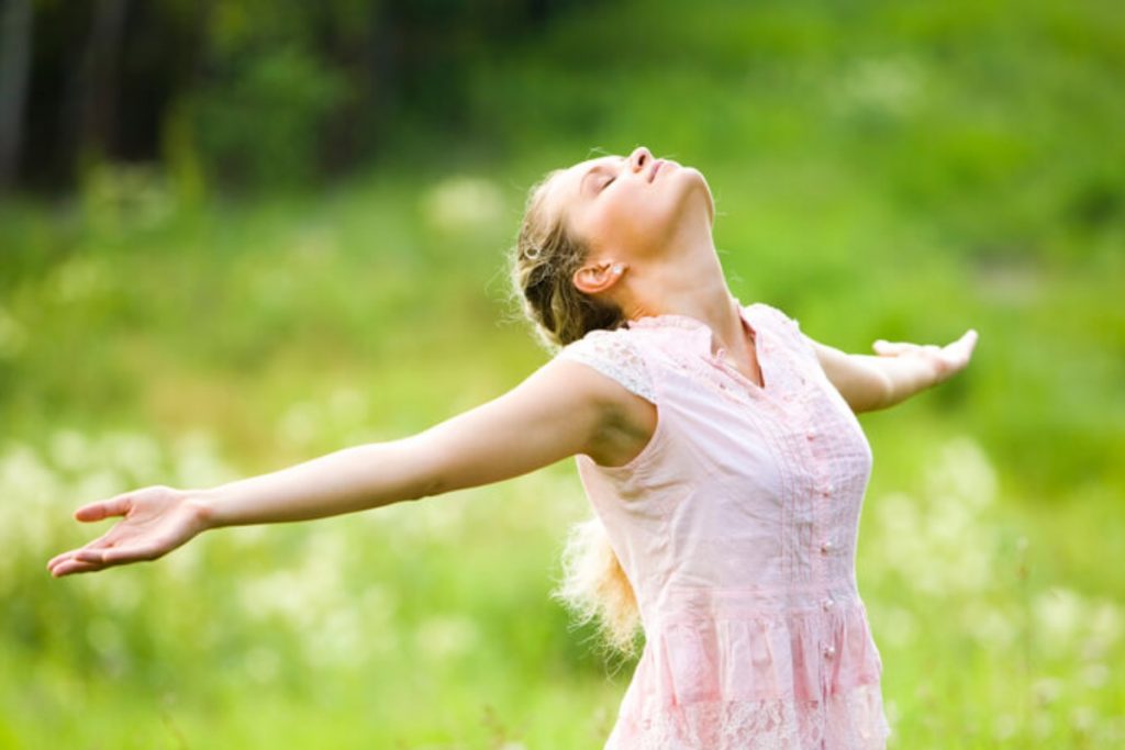 Positive Living Tips: अगर आप अपने जीवन में निराश और दुखी महसूस करते हैं, तो अभी अपने लाइफस्टाइल में लाएं ये आसान बदलाव 5 Fh41143