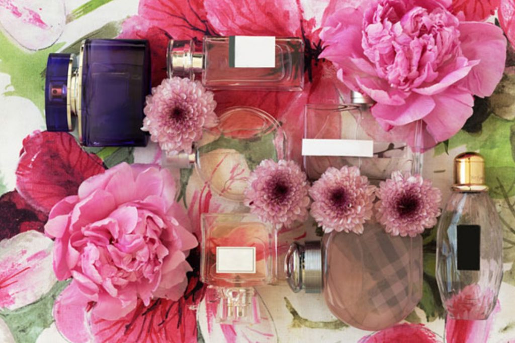 Women Secrets: क्या आपको महिलाओं के इन 5 बॉडी मिस्ट के बारे में पता है? 2 Floral Perfume