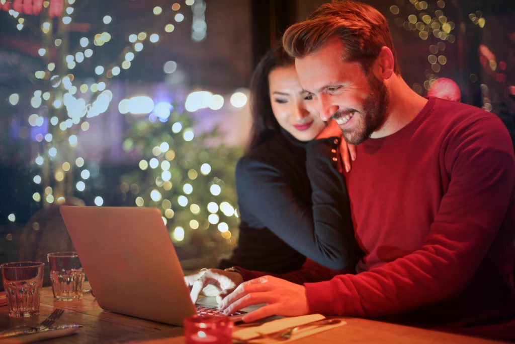 Relationship Tips: रिश्ते में नोक-झोंक जरुरी, जानें इसके फायदे 3 Happy Couple